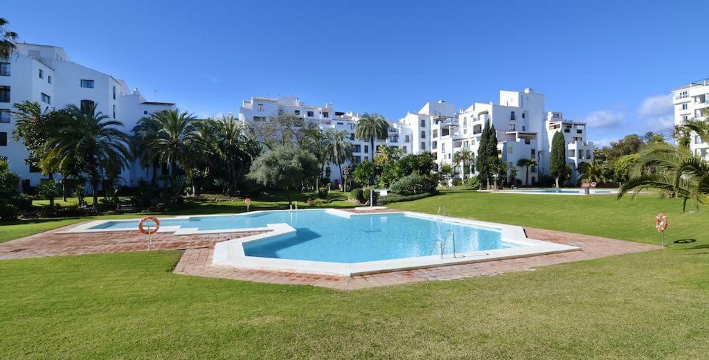 Jardines Del Puerto Apartment Marbella Exterior photo
